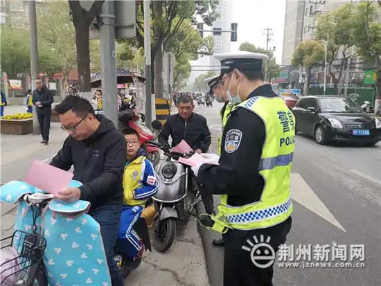 增强学生自我保护能力交警进课堂讲解交通安全知识