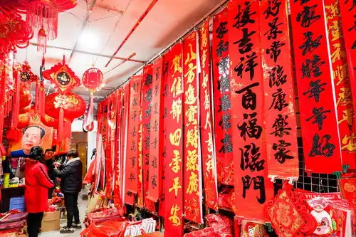红灯笼高高挂新年味渐渐浓