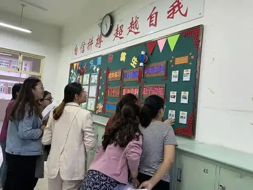 实验学校三年级组开展了以好习惯为主题的黑板报评比和规范书写我的字要上墙书法作品展示活动