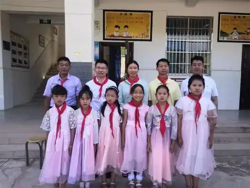 弘扬红色文化争做美德少年禄丰市人大常委会与河口小学联谊庆六一