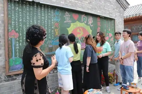 大手牵小手扮靓社区黑板报