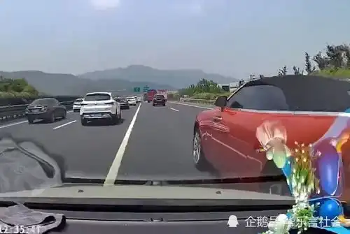 浙江一女司机驾车因操作不当,不幸撞上劳斯莱斯,网友这下赔惨了