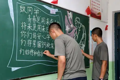 颍上解放军在抗洪驻地出特别黑板报寄语鼓励乡村学子