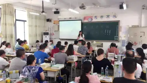 家校携手,共创未来华罗庚中学高二年级成功召开家长会