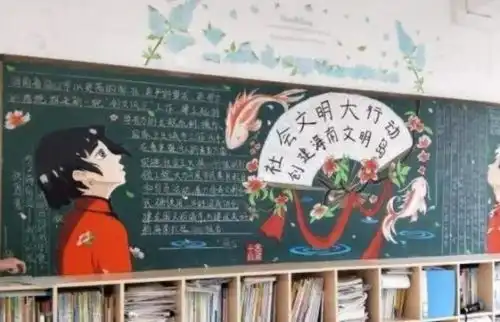 初中生黑板报火了,在黑板上画出星辰大海,老师也不忍擦掉