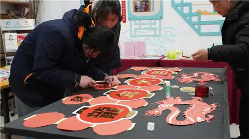 长宁这位八旬老人用剪纸创作龙年主题黑板报