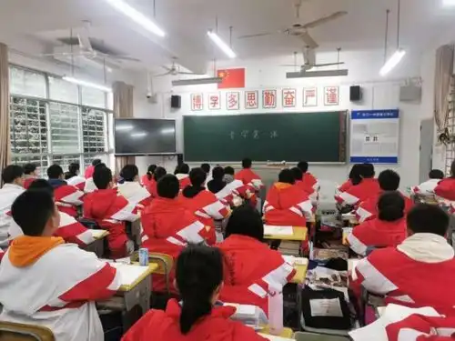 石门一中召开广播大会落实开学安全教育第一课