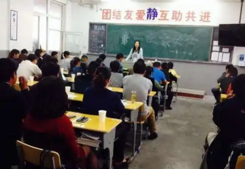 回顾云南独臂父亲,参加家长会被嘲笑,校长见到后却直接下跪