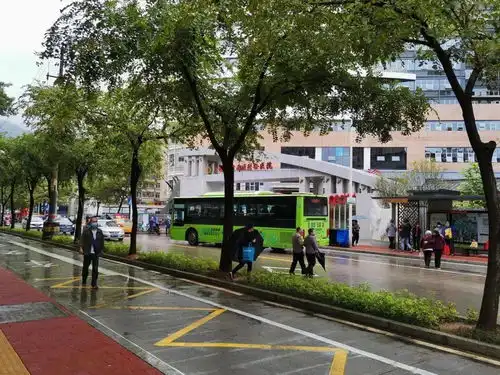 已经违法三明这段路行人不走人行道,偏和机动车抢着走