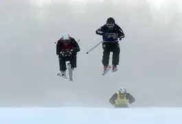 大冬会自由式滑雪男子争霸赛激烈争夺