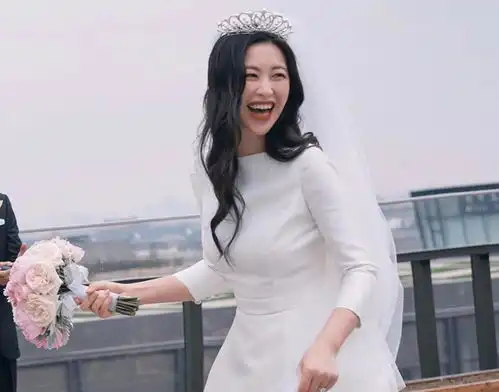朱珠嫁人啦女明星搭配青年教师,这结婚照隔着屏幕都觉得好甜