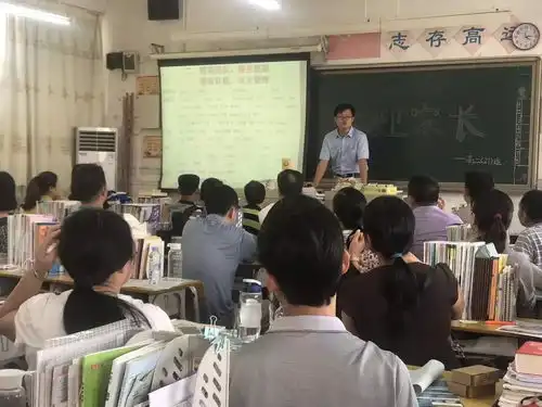 家校携手,共创未来华罗庚中学高二年级成功召开家长会