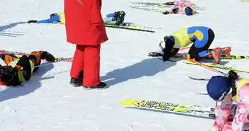 越野滑雪累坏选手选手疲惫纷纷倒地休息