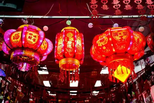 红灯笼高高挂新年味渐渐浓