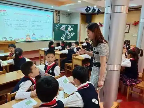 最是一年好时光三尺讲台放光芒淞滨路小学教师参与学区常春藤教学评比活动