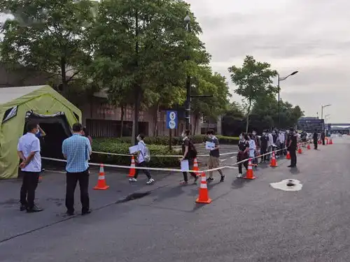 高考生落下准考证,余杭交警一路狂奔近1公里找回