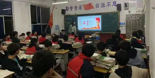 岳阳理工100多名志愿者大扫除,践行雷锋精神