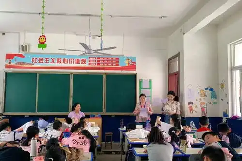 板报绽放华光梦想扬帆起航潢川县江集一小开展新学期黑板报评比展示活动