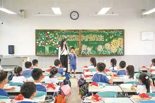 深圳中小学开学讲求仪式感花式黑板报写满老师祝福与期盼