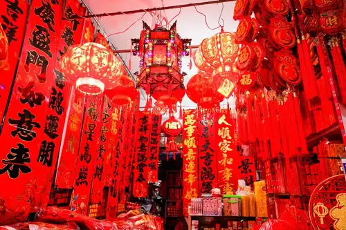 红灯笼高高挂新年味渐渐浓