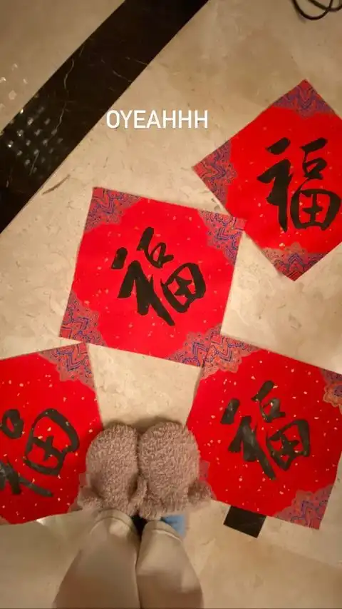 李嫣和同学在寝室内打麻将,还和同学一起贴福字迎新年