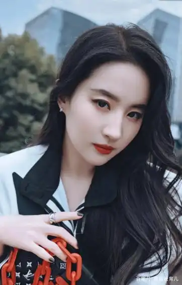老师被爆想看大长腿,已被高校开除,女生却成为焦点人物
