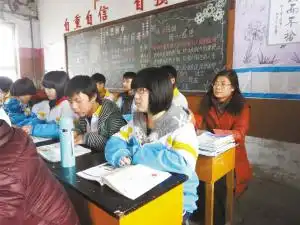 邯郸一中学开家长会母子向老师下跪全场飙泪