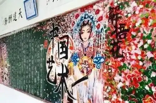 高一女生黑板报惊艳全网,用粉笔画出赤壁图,老父亲发言火了