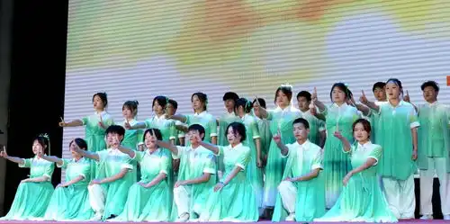 塔里木大学举办2023年庆祝五四青年节暨第八届胡杨文化艺术节我的名字叫胡杨主题文艺晚会