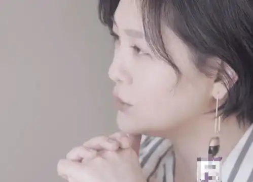 大s又上真人秀,脸僵又慈祥状态颓了很多,她要赚钱养家不容易