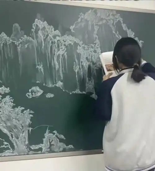 高一女生在黑板上画赤壁图,俘获一众网友真想把黑板裱起来