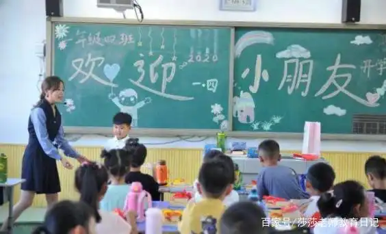 初中生因画黑板报走红,绘画功底让人羡慕,连老师都舍不得擦掉