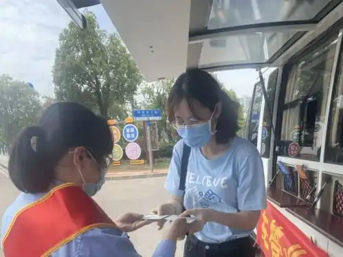 便民这个五一,流动车管所来到鮀城的大街小巷....