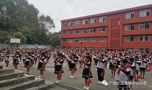 田墩中心小学开展向国旗敬礼活动及开展迎国庆主题板报活动
