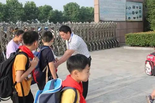 开学第一天开发区伢儿在学校这样度过