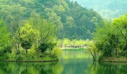 航铁优行生命在四季轮转中更加绚烂