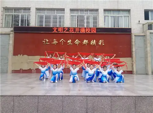 东坡区苏南小学文明之花开满校园
