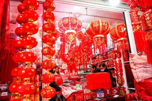 红灯笼高高挂新年味渐渐浓